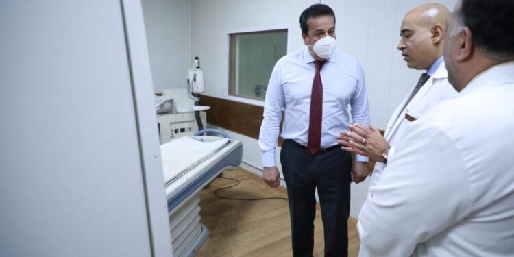 ضمن جولاته الميدانية المفاجئة  وزير الصحة يتفقد 3 مستشفيات ومكتب صحة المنيل بمحافظة القاهرة
