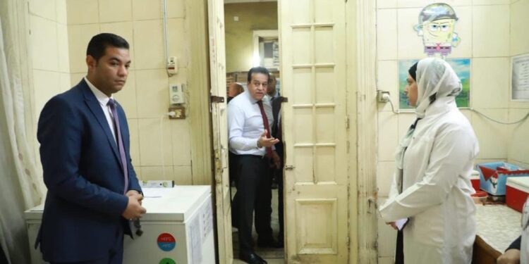 ضمن جولاته الميدانية المفاجئة  وزير الصحة يتفقد 3 مستشفيات ومكتب صحة المنيل بمحافظة القاهرة