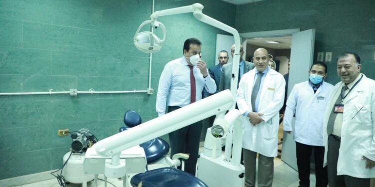 ضمن جولاته الميدانية المفاجئة  وزير الصحة يتفقد 3 مستشفيات ومكتب صحة المنيل بمحافظة القاهرة