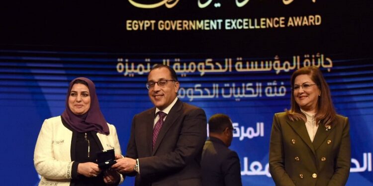 رئيس الوزراء: جائزة التميّز الحكومي تعكس حرص الدولة على تحفيز المنافسة بين العاملين بالدولة