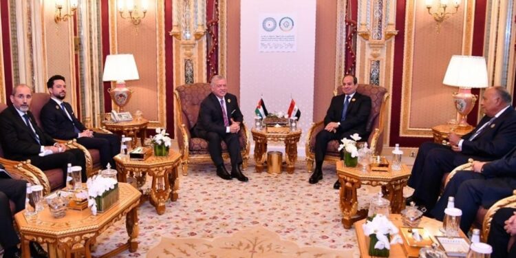 الرئيس السيسي يلتقي العاهل الأردني على هامش القمة العربية الإسلامية في الرياض