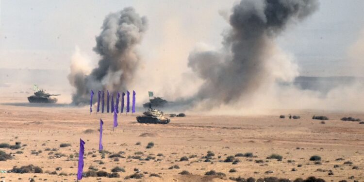 رئيس أركان حرب القوات المسلحة يشهد تنفيذ الجيش الثاني الميداني لأحد الأنشطة التدريبية