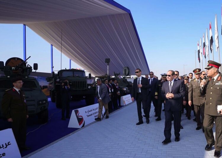 صور.. الرئيس السيسي يتفقد أجنحة معرض إيديكس 2023