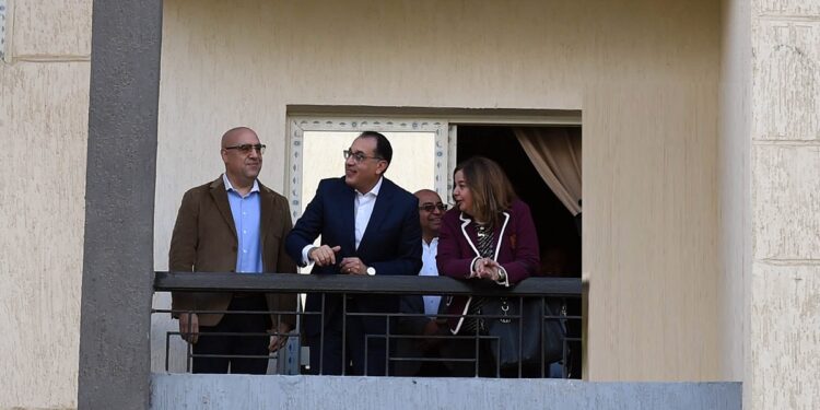 رئيس الوزراء يسلم عقود وحدات سكنية للمستفيدين بالمبادرة الرئاسية «سكن لكل المصريين»