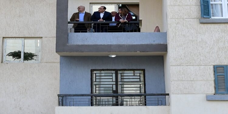 رئيس الوزراء يسلم عقود وحدات سكنية للمستفيدين بالمبادرة الرئاسية «سكن لكل المصريين»