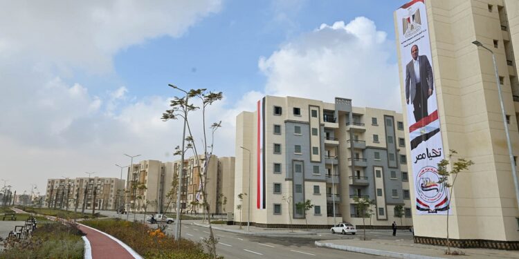 رئيس الوزراء يسلم عقود وحدات سكنية للمستفيدين بالمبادرة الرئاسية «سكن لكل المصريين»