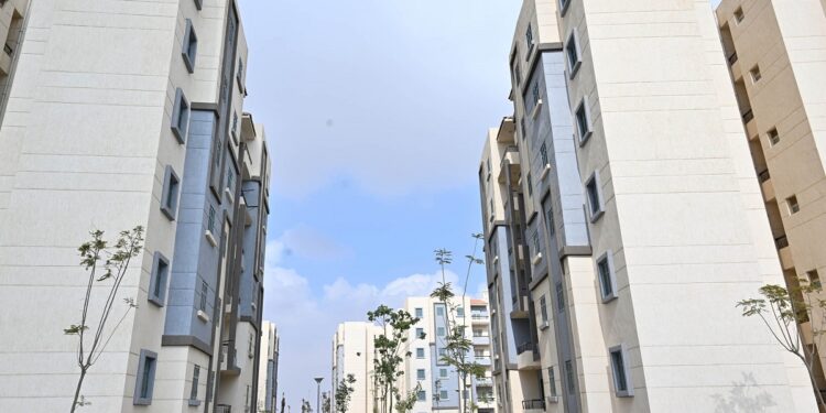 رئيس الوزراء يسلم عقود وحدات سكنية للمستفيدين بالمبادرة الرئاسية «سكن لكل المصريين»