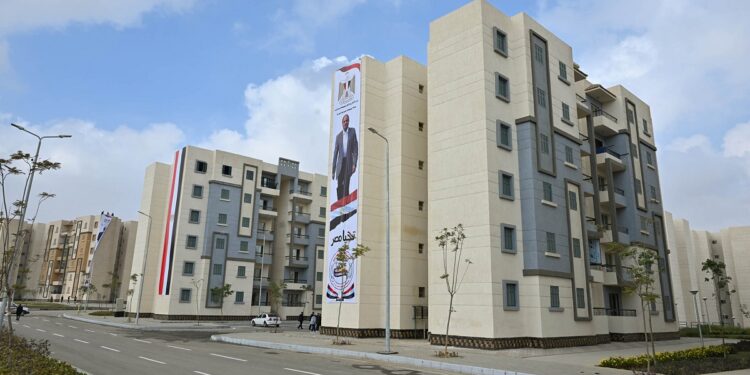 رئيس الوزراء يسلم عقود وحدات سكنية للمستفيدين بالمبادرة الرئاسية «سكن لكل المصريين»