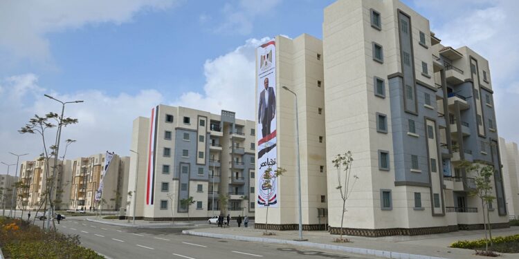 رئيس الوزراء يسلم عقود وحدات سكنية للمستفيدين بالمبادرة الرئاسية «سكن لكل المصريين»