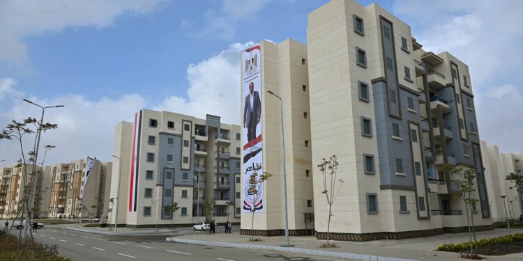 رئيس الوزراء يسلم عقود وحدات سكنية للمستفيدين بالمبادرة الرئاسية «سكن لكل المصريين»