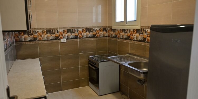 رئيس الوزراء يسلم عقود وحدات سكنية للمستفيدين بالمبادرة الرئاسية «سكن لكل المصريين»