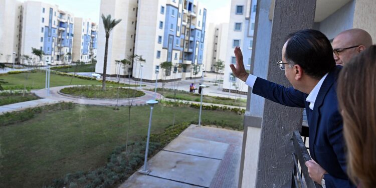 رئيس الوزراء يسلم عقود وحدات سكنية للمستفيدين بالمبادرة الرئاسية «سكن لكل المصريين»