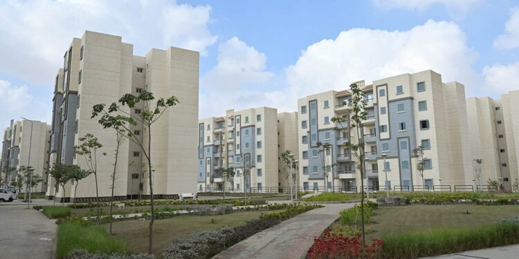 رئيس الوزراء يسلم عقود وحدات سكنية للمستفيدين بالمبادرة الرئاسية «سكن لكل المصريين»