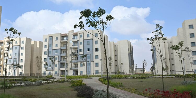 رئيس الوزراء يسلم عقود وحدات سكنية للمستفيدين بالمبادرة الرئاسية «سكن لكل المصريين»
