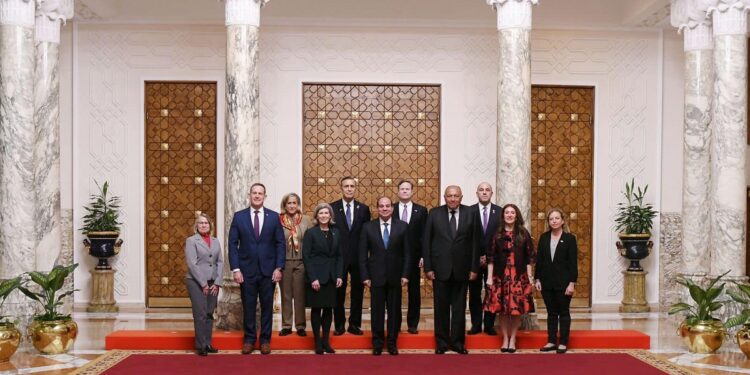 الرئيس السيسي يستقبل وفدا من الحزبين الديمقراطي والجمهوري بالكونجرس الأمريكي