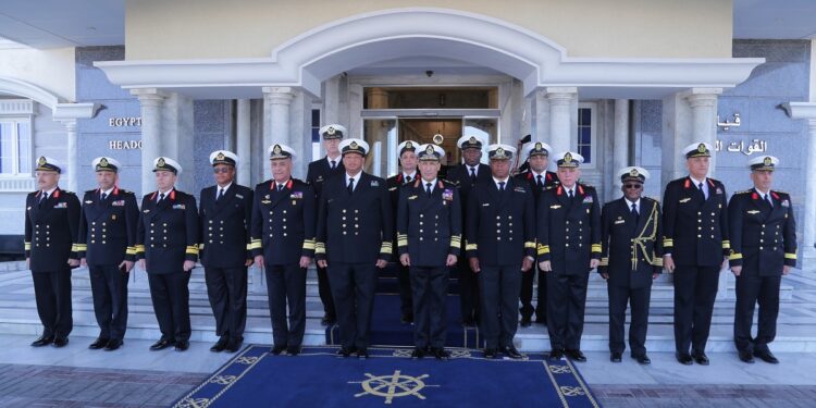 قائد القوات البحرية يلتقي نظيره الجنوب أفريقي