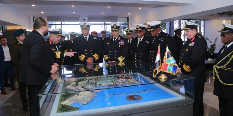 قائد القوات البحرية يلتقي نظيره الجنوب أفريقي