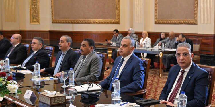 مدبولي يوجه بتشكيل مجموعة عمل مُصغرة في كل محافظة لمتابعة توافر السلع بالأسواق