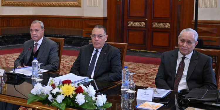 مدبولي يوجه بتشكيل مجموعة عمل مُصغرة في كل محافظة لمتابعة توافر السلع بالأسواق