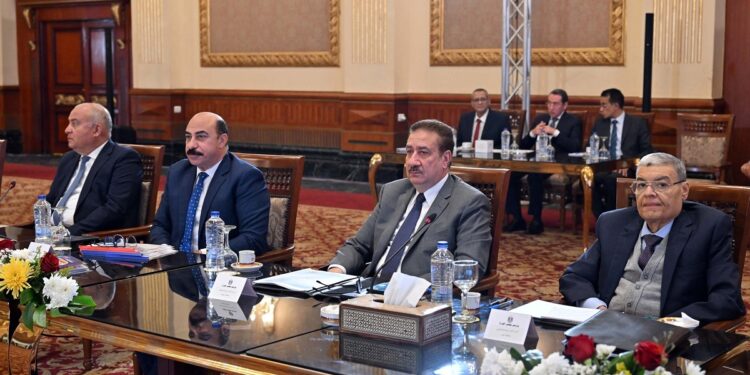 مدبولي يوجه بتشكيل مجموعة عمل مُصغرة في كل محافظة لمتابعة توافر السلع بالأسواق