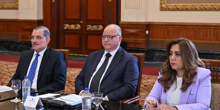 مدبولي يوجه بتشكيل مجموعة عمل مُصغرة في كل محافظة لمتابعة توافر السلع بالأسواق