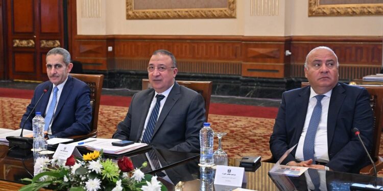 مدبولي يوجه بتشكيل مجموعة عمل مُصغرة في كل محافظة لمتابعة توافر السلع بالأسواق