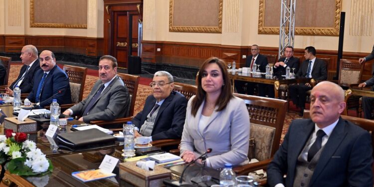 مدبولي يوجه بتشكيل مجموعة عمل مُصغرة في كل محافظة لمتابعة توافر السلع بالأسواق