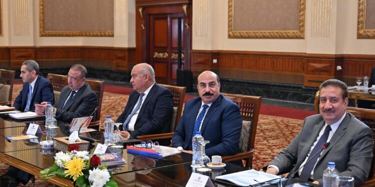 مدبولي يوجه بتشكيل مجموعة عمل مُصغرة في كل محافظة لمتابعة توافر السلع بالأسواق