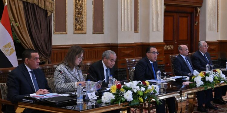 مدبولي يوجه بتشكيل مجموعة عمل مُصغرة في كل محافظة لمتابعة توافر السلع بالأسواق