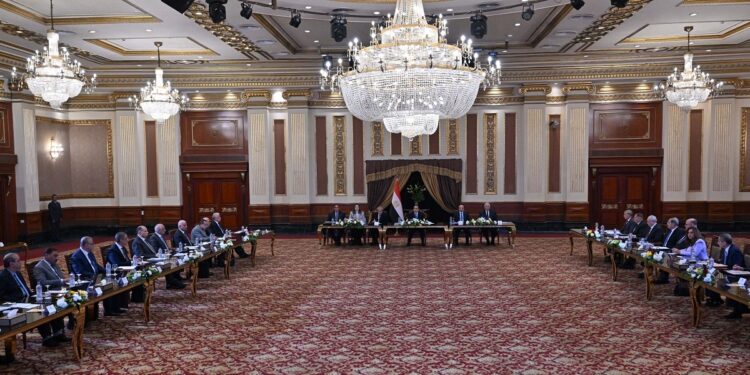 مدبولي يوجه بتشكيل مجموعة عمل مُصغرة في كل محافظة لمتابعة توافر السلع بالأسواق