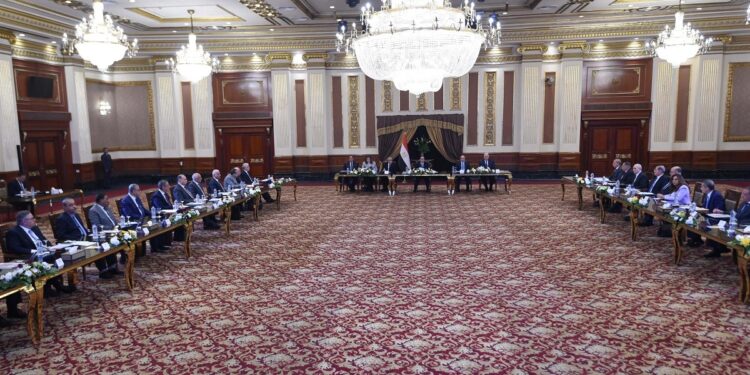 مدبولي يوجه بتشكيل مجموعة عمل مُصغرة في كل محافظة لمتابعة توافر السلع بالأسواق