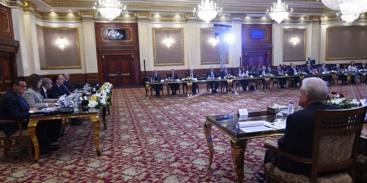 مدبولي يوجه بتشكيل مجموعة عمل مُصغرة في كل محافظة لمتابعة توافر السلع بالأسواق