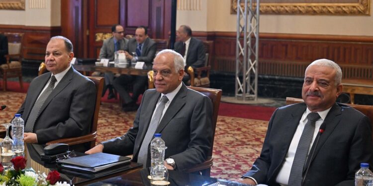 مدبولي يوجه بتشكيل مجموعة عمل مُصغرة في كل محافظة لمتابعة توافر السلع بالأسواق