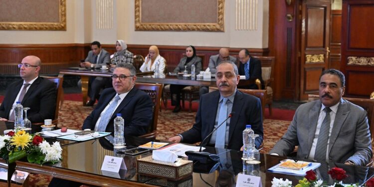 مدبولي يوجه بتشكيل مجموعة عمل مُصغرة في كل محافظة لمتابعة توافر السلع بالأسواق