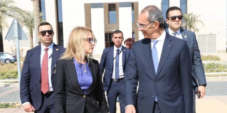 وزير الاتصالات يبحث مع وزيرة الابتكار والنمو ببلغاريا فتح آفاق للتعاون المشترك