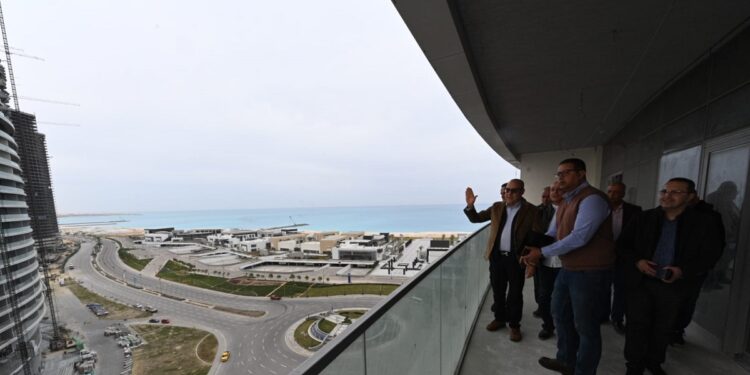 صور.. وزير الإسكان يتجول بالمنطقة الشاطئية وكمبوند «مزارين» بمدينة العلمين الجديدة