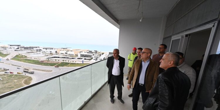 صور.. وزير الإسكان يتجول بالمنطقة الشاطئية وكمبوند «مزارين» بمدينة العلمين الجديدة