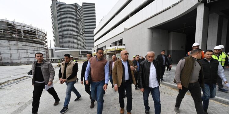 صور.. وزير الإسكان يتجول بالمنطقة الشاطئية وكمبوند «مزارين» بمدينة العلمين الجديدة