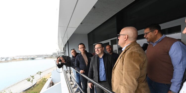 صور.. وزير الإسكان يتجول بالمنطقة الشاطئية وكمبوند «مزارين» بمدينة العلمين الجديدة