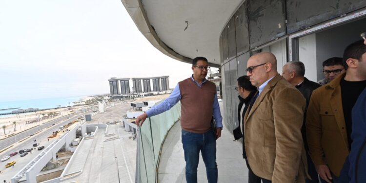 صور.. وزير الإسكان يتجول بالمنطقة الشاطئية وكمبوند «مزارين» بمدينة العلمين الجديدة