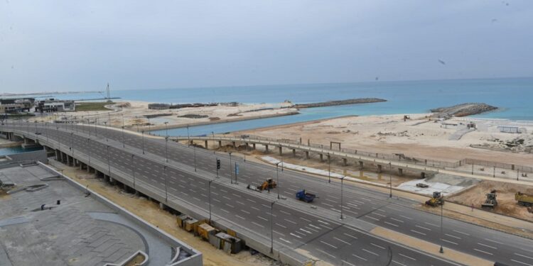 صور.. وزير الإسكان يتجول بالمنطقة الشاطئية وكمبوند «مزارين» بمدينة العلمين الجديدة