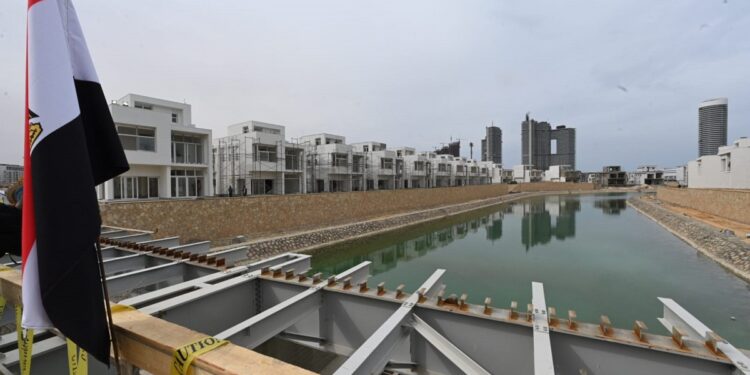 صور.. وزير الإسكان يتجول بالمنطقة الشاطئية وكمبوند «مزارين» بمدينة العلمين الجديدة