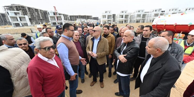صور.. وزير الإسكان يتجول بالمنطقة الشاطئية وكمبوند «مزارين» بمدينة العلمين الجديدة