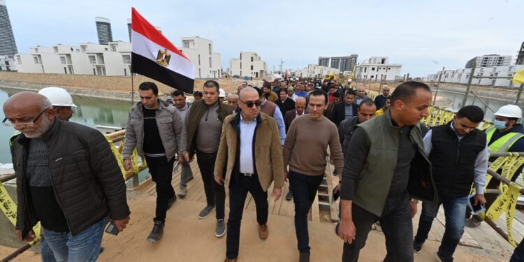 صور.. وزير الإسكان يتجول بالمنطقة الشاطئية وكمبوند «مزارين» بمدينة العلمين الجديدة