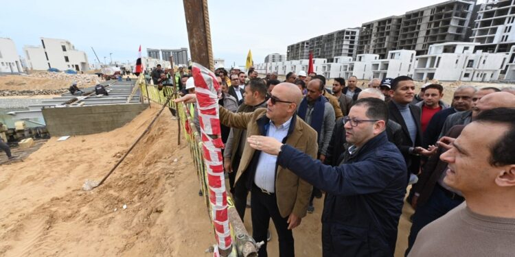 صور.. وزير الإسكان يتجول بالمنطقة الشاطئية وكمبوند «مزارين» بمدينة العلمين الجديدة