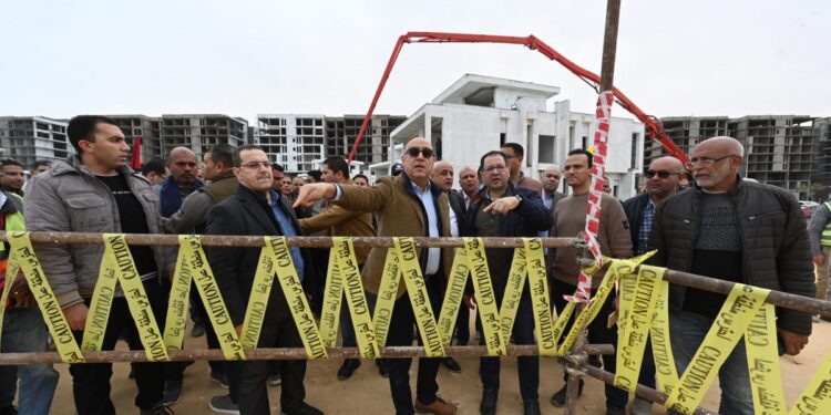 صور.. وزير الإسكان يتجول بالمنطقة الشاطئية وكمبوند «مزارين» بمدينة العلمين الجديدة