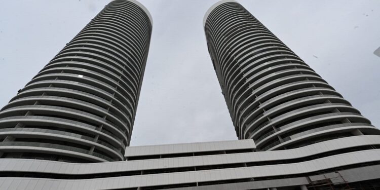 صور.. وزير الإسكان يتجول بالمنطقة الشاطئية وكمبوند «مزارين» بمدينة العلمين الجديدة