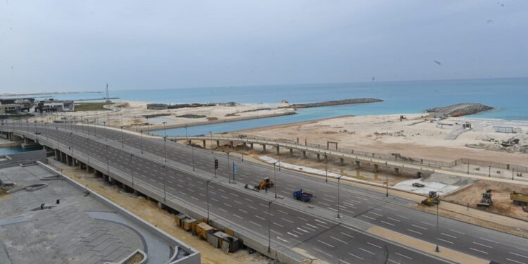 صور.. وزير الإسكان يتجول بالمنطقة الشاطئية وكمبوند «مزارين» بمدينة العلمين الجديدة