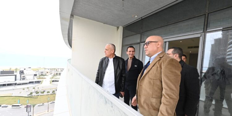 صور.. وزير الإسكان يتجول بالمنطقة الشاطئية وكمبوند «مزارين» بمدينة العلمين الجديدة