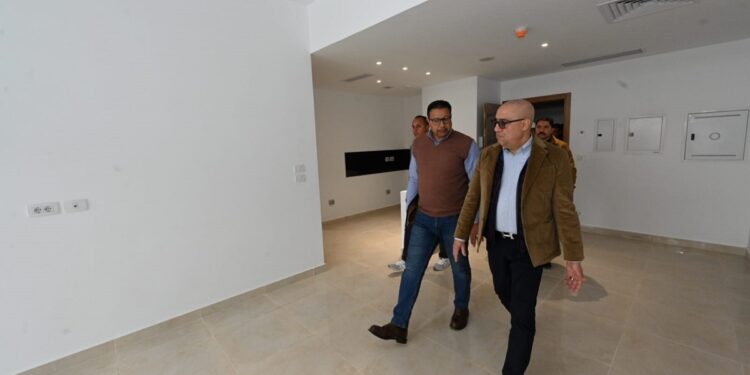 صور.. وزير الإسكان يتجول بالمنطقة الشاطئية وكمبوند «مزارين» بمدينة العلمين الجديدة